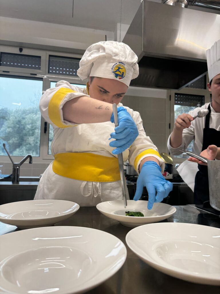 Greta Cicconi mentre prepara il suo piatto 