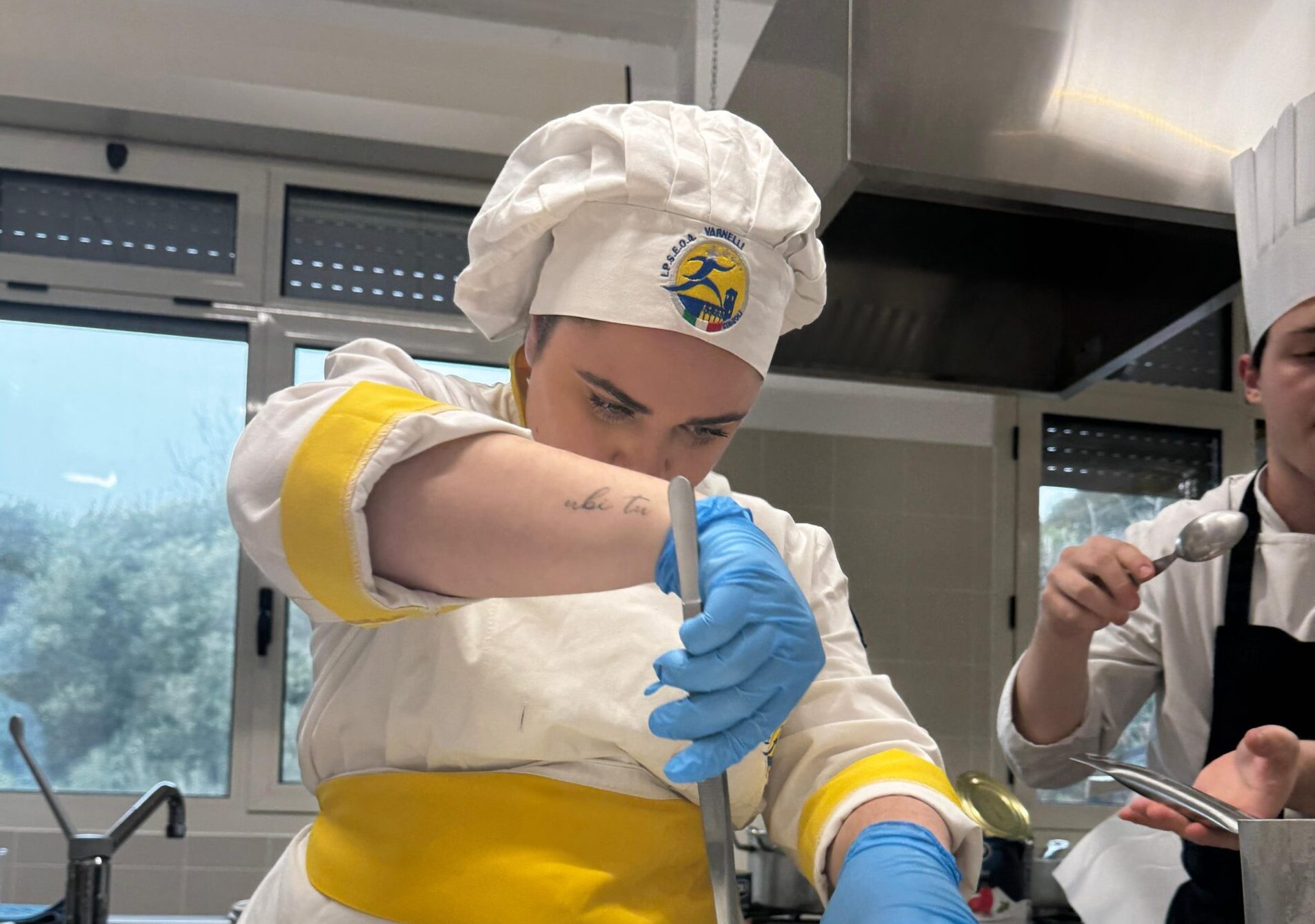 Greta Cicconi mentre prepara il suo piatto