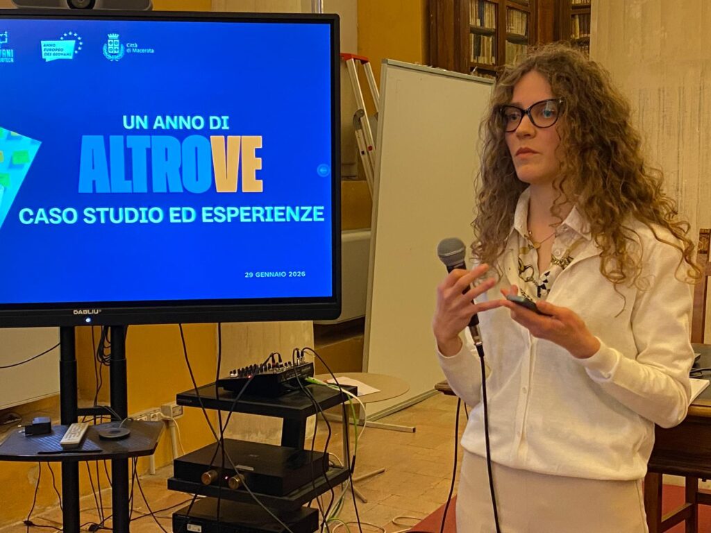 Lucia Copparoni illustra la ricerca su spazio Altrove