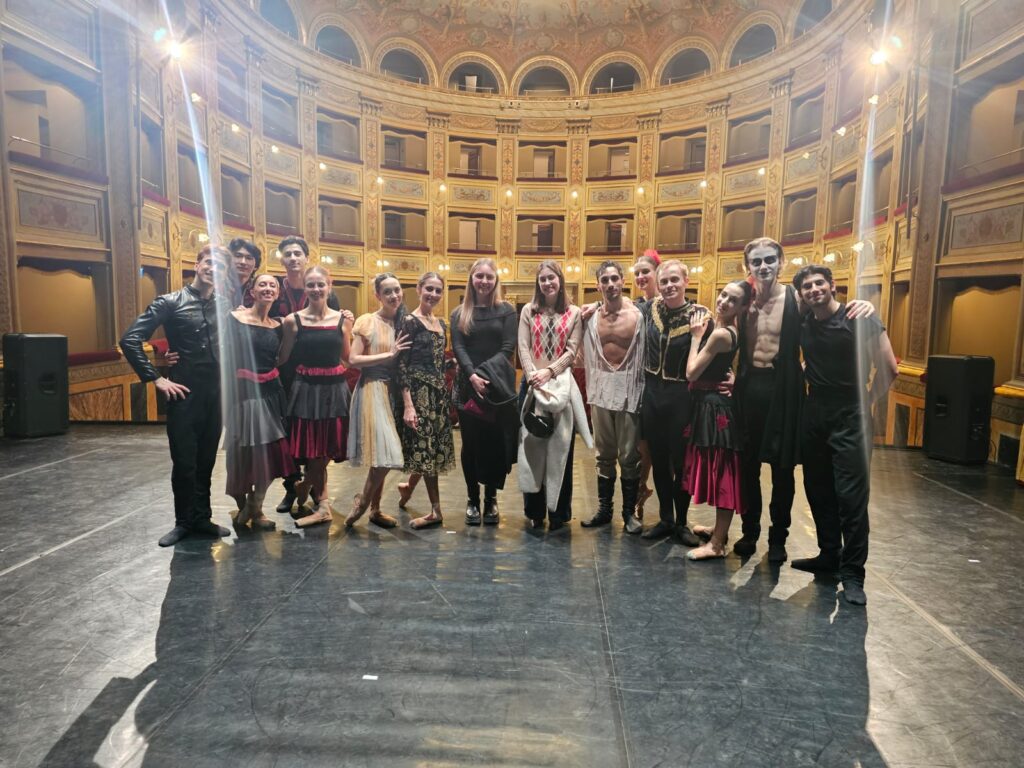 Ballerine e ballerini di Carmen con la redazione di Voci dal teatro