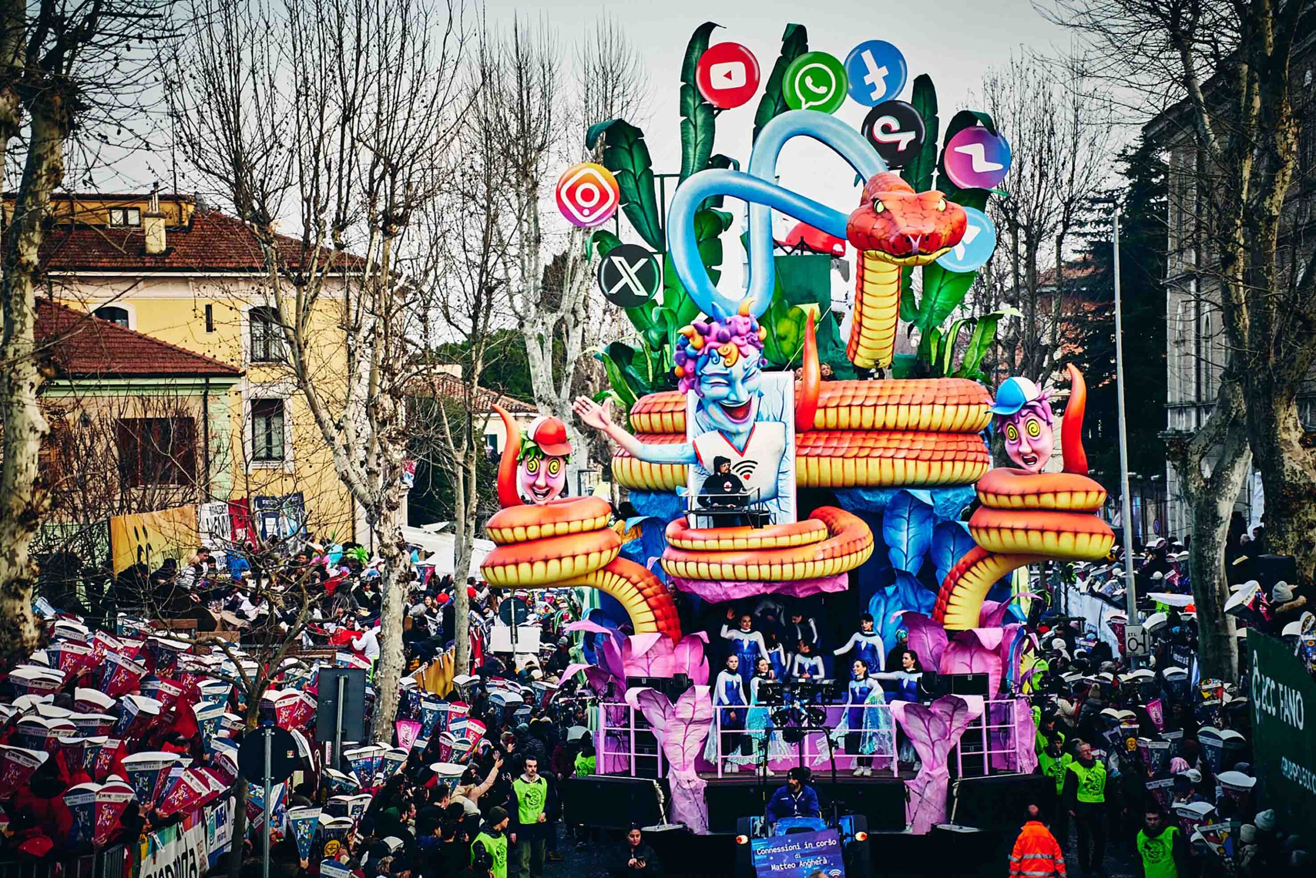 Il Carnevale nelle Marche è servito: getto di dolciumi, finta caccia al bue e sfilata di lanterne