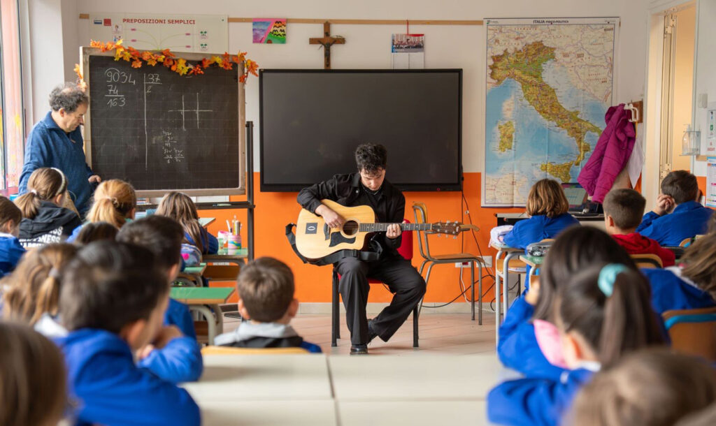 Ezio Nannipieri e Ibisco durante gli incontri con le scuole