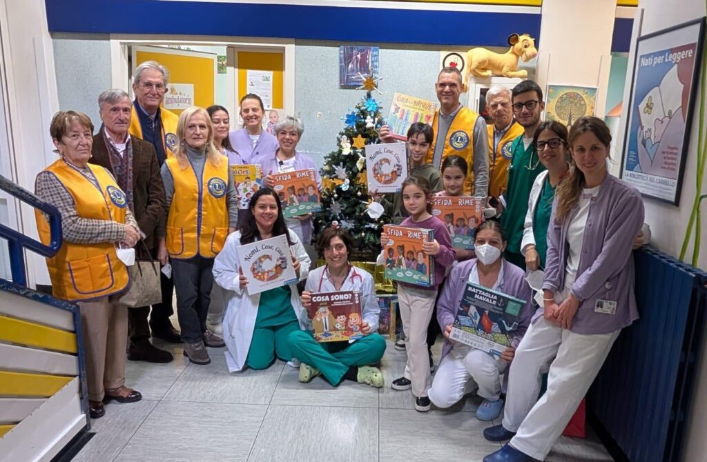 Lions consegnano giocattoli a personale medico e infermieristico della Pediatria di Macerata