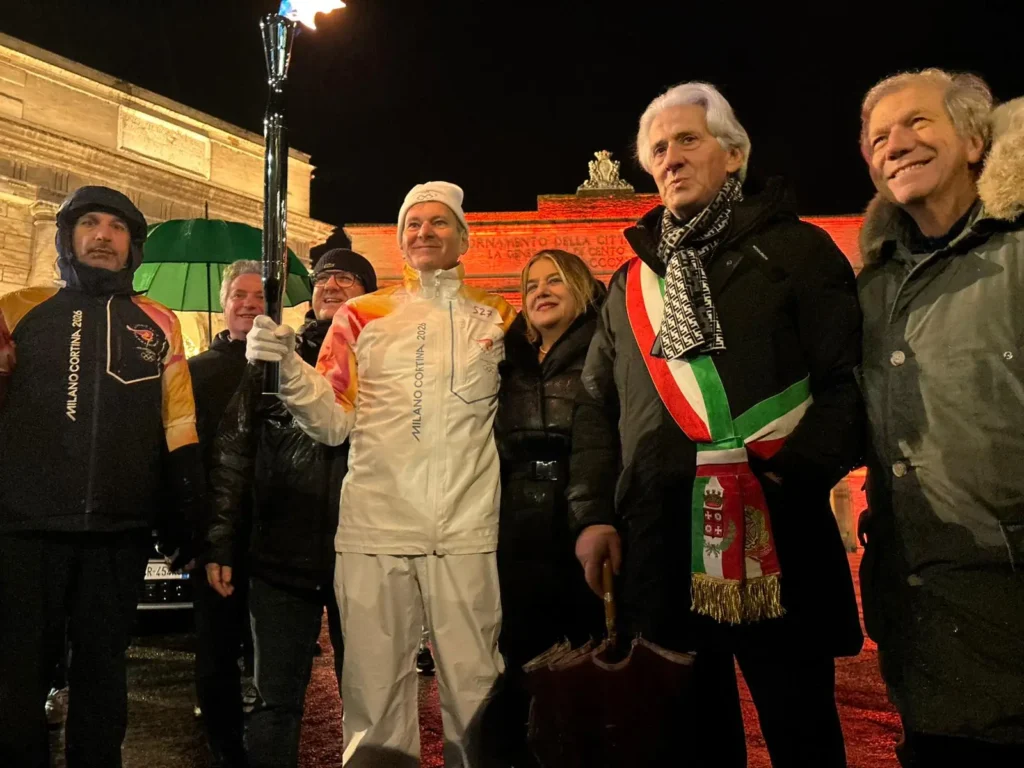 Tedoforo insieme al Sindaco Sandro Parcaroli