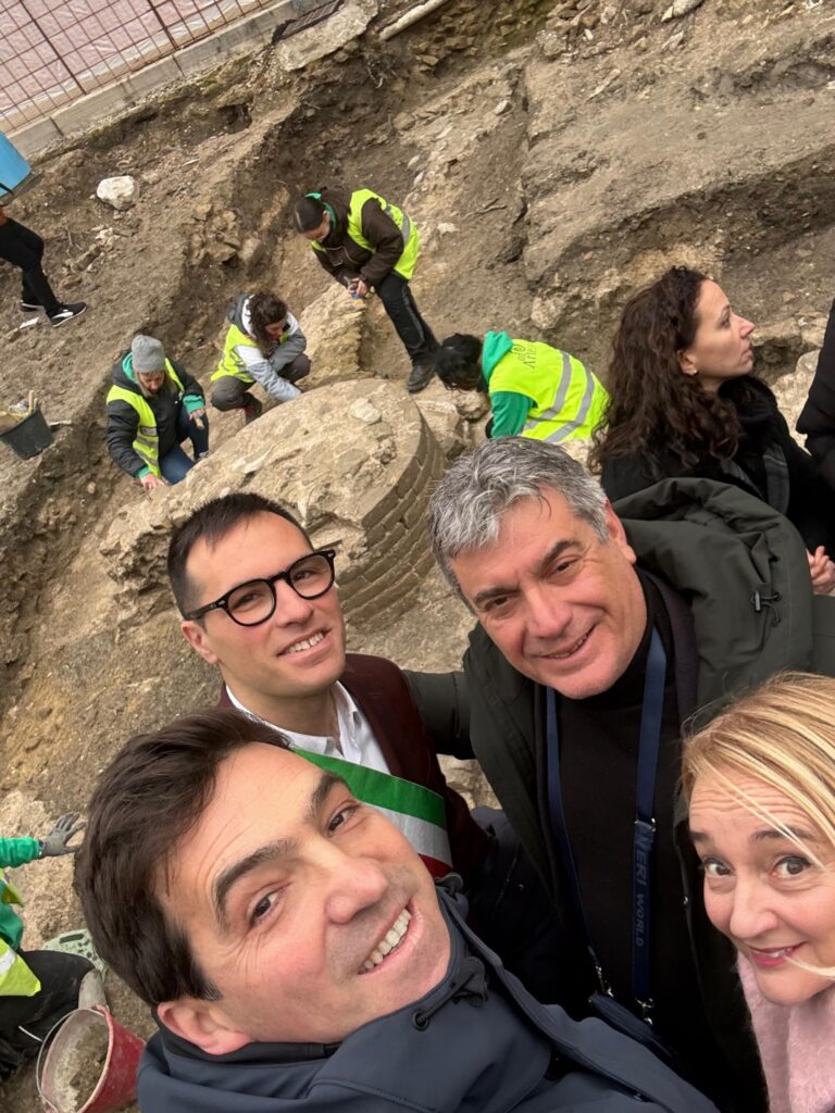 Il presidente Francesco Acquaroli scatta un selfie davanti alla colonna della basilica di Vitruvio