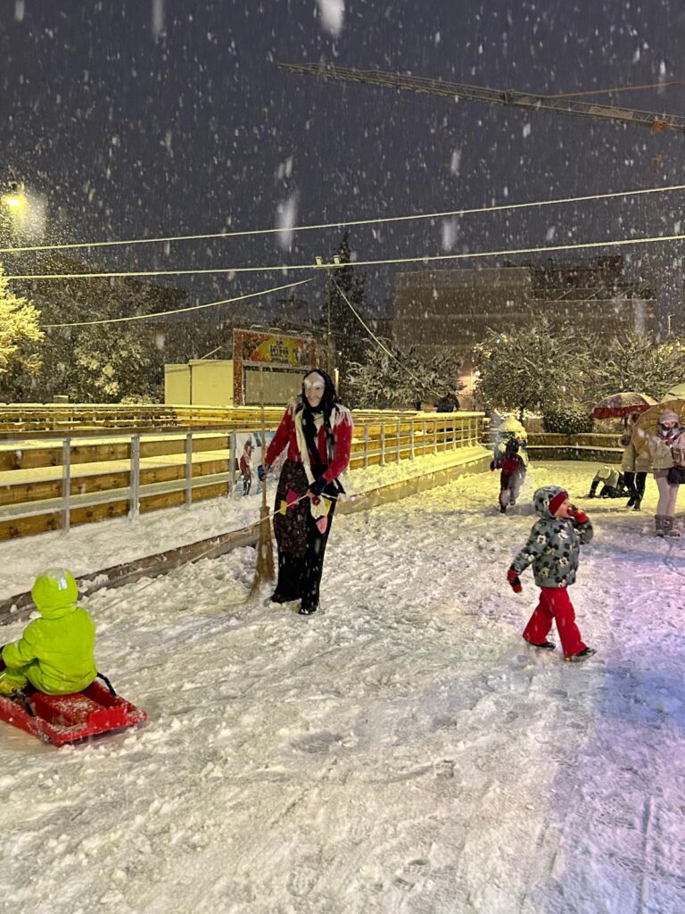 La Befana a Castelraimondo è arrivata sulla neve