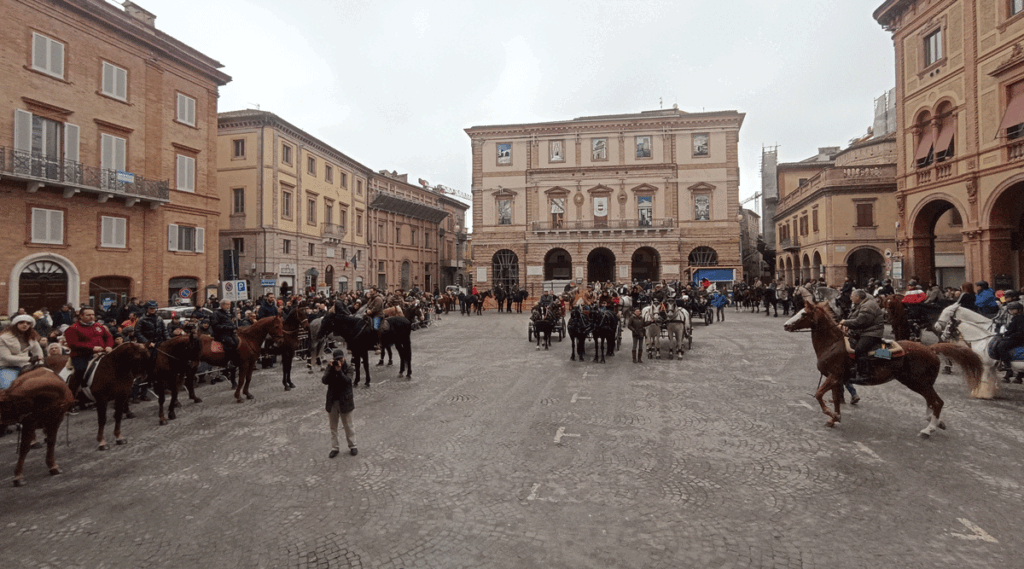 Piazza della Libertà a Tolentino durante la benedizione