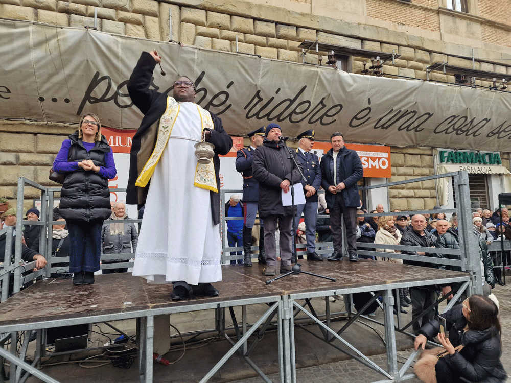 La benedizione con don Oscar Mwansa e il sindaco Mauro Sclavi
