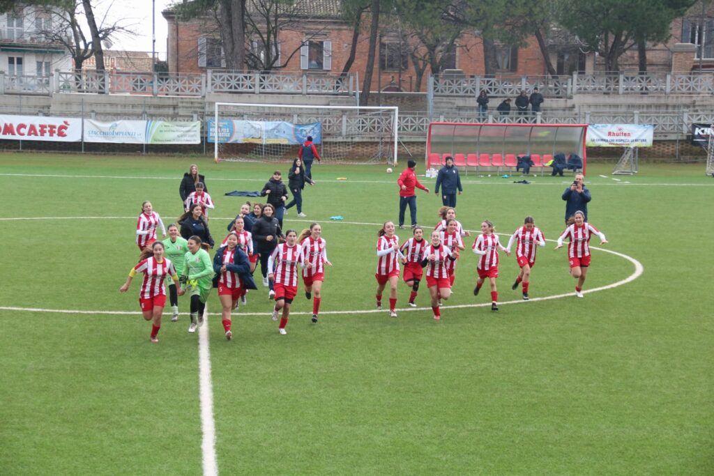 La festa della Maceratese calcio femminile dopo la qualificazione
