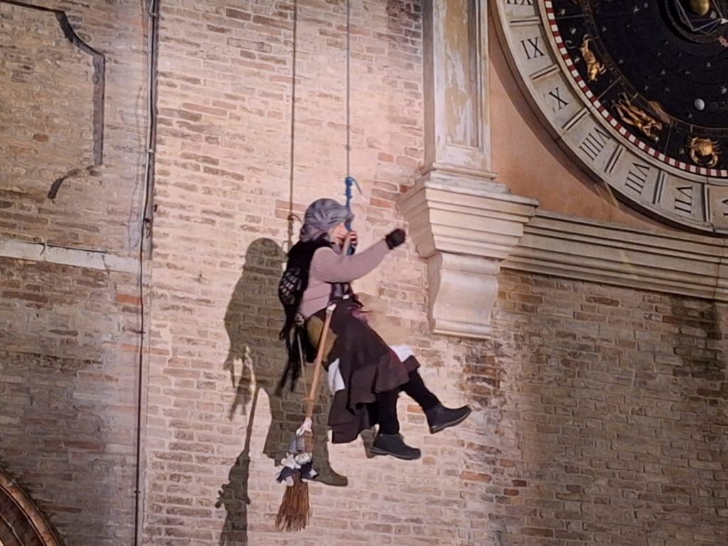 La discesa acrobatica della befana dalla torre