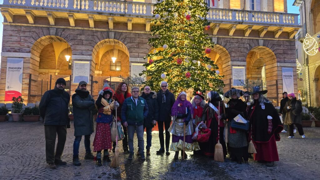 Le aspiranti miss con il presidente della pro loco Giuseppe Luzi, il sindaco Sandro Parcaroli e l'assessore Riccardo Sacchi