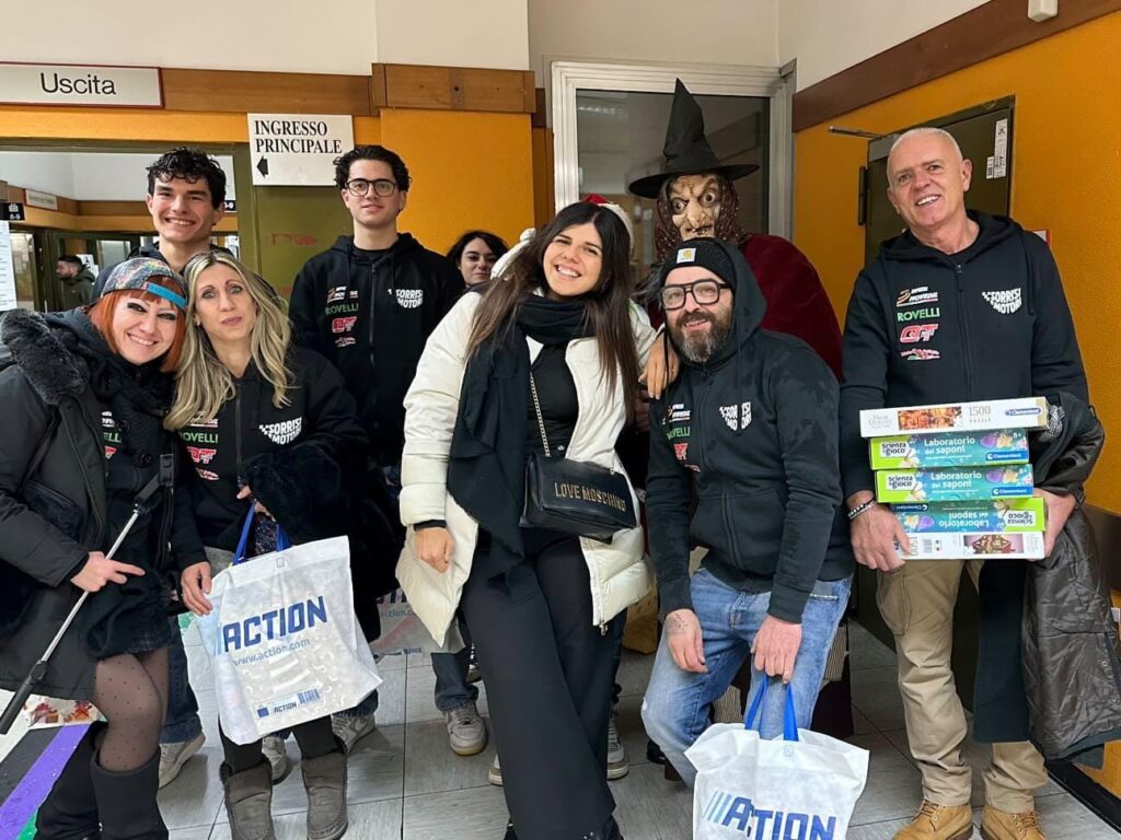 I volontari e le volontarie di "Motori e sorrisi" nel reparto di Pediatria di Macerata