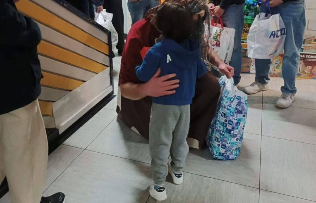 I volontari e le volontarie di "Motori e sorrisi" nel reparto di Pediatria di Macerata