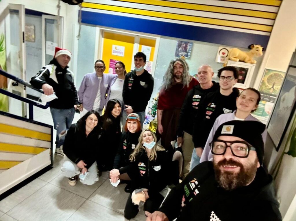 I volontari e le volontarie di "Motori e sorrisi" nel reparto di Pediatria di Macerata