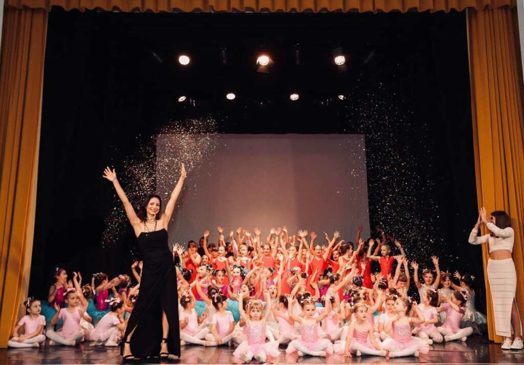 Le ballerine ei ballerini con Olta Shehu di OltAkademi