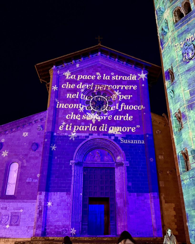 Le parole di Susanna Tamaro proiettate in piazza della Repubblica