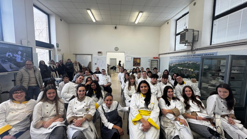 La pastry chef Filonzi con studenti studentesse partecipanti al Master