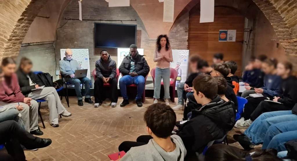 Alunni di classe terza del Convitto Leopardi con i giovani migranti protagonisti della mostra
