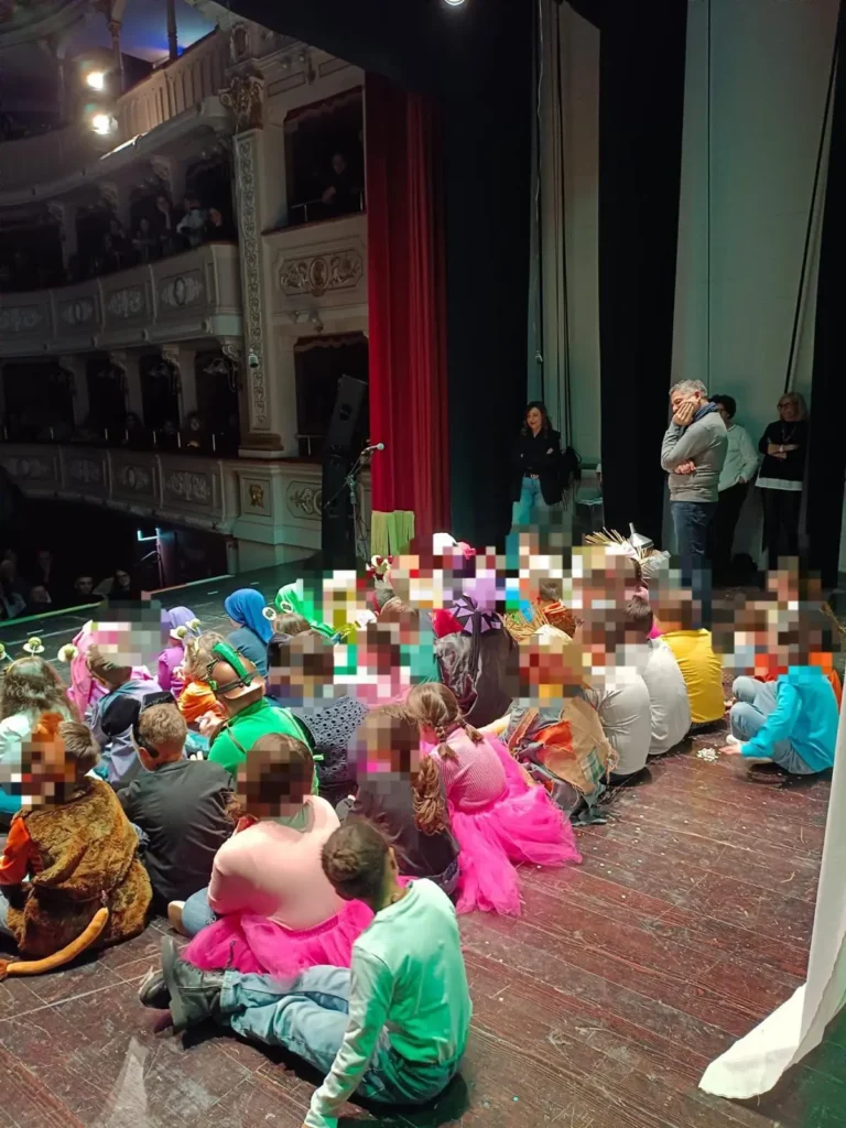 I bambini sul palco con il regista Facciolli