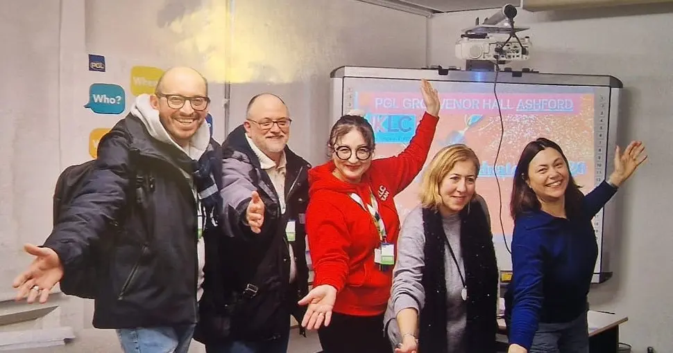 I docenti Carla Baldoni, Simona Marconi, Giovanni Gentili, Mauro Navarri con Milha, l'English teacher