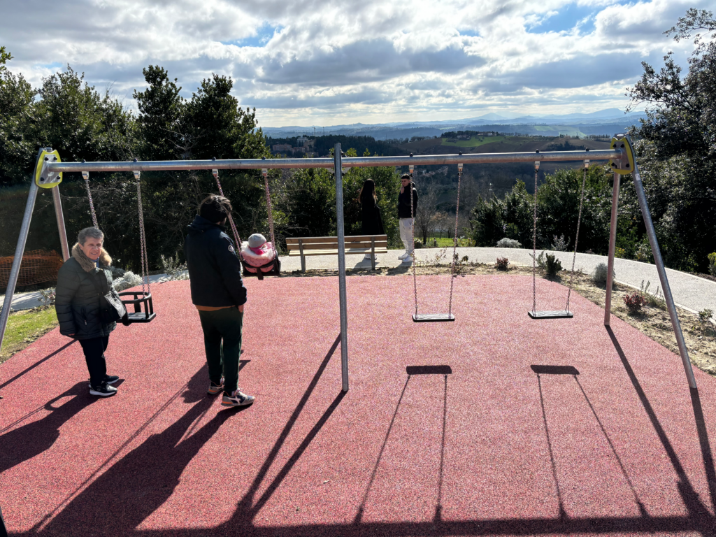 I primi avventori del rinnovato Bosco Urbano del Sasso d'Italia 