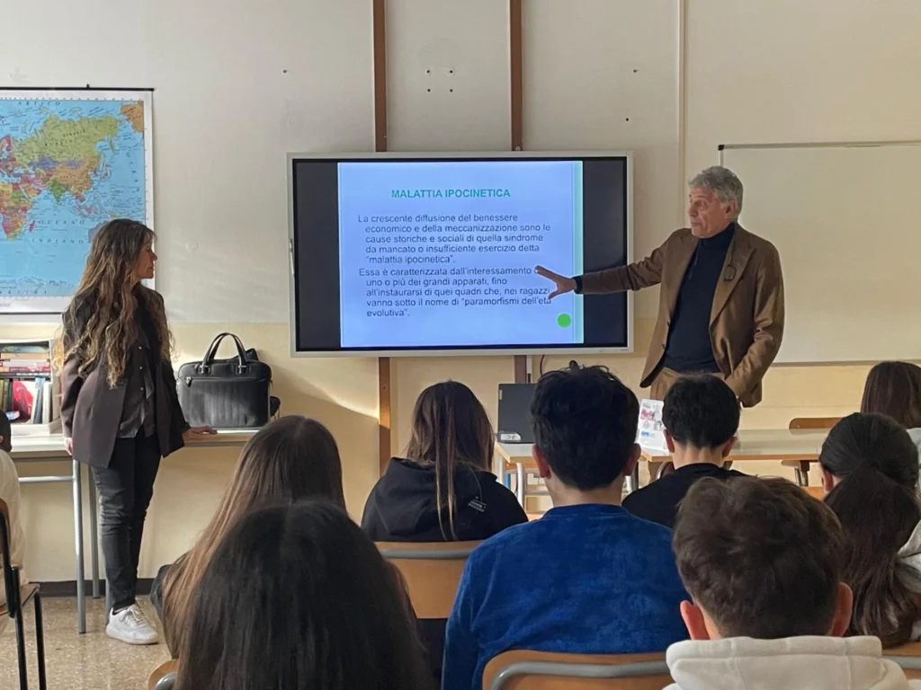 Il dottor Giorgio Caraffa con la dott.ssa Maria Sellitti insieme agli studenti del Convitto salute e prevenzione al Convitto 