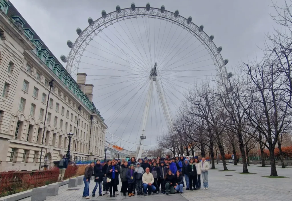 Il gruppo del Convitto Leopardi a Londra, sotto il London Eye 