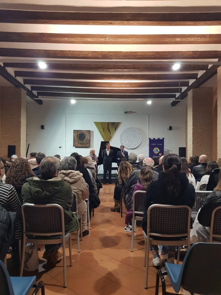 Nella sala gremita dell'asilo Ricci di Macerata, la presidente del club Sabina Rommozzi, il direttore della scuola Scodanibbio Adamo Angeletti e il past president del club Piergiorgio Parisella