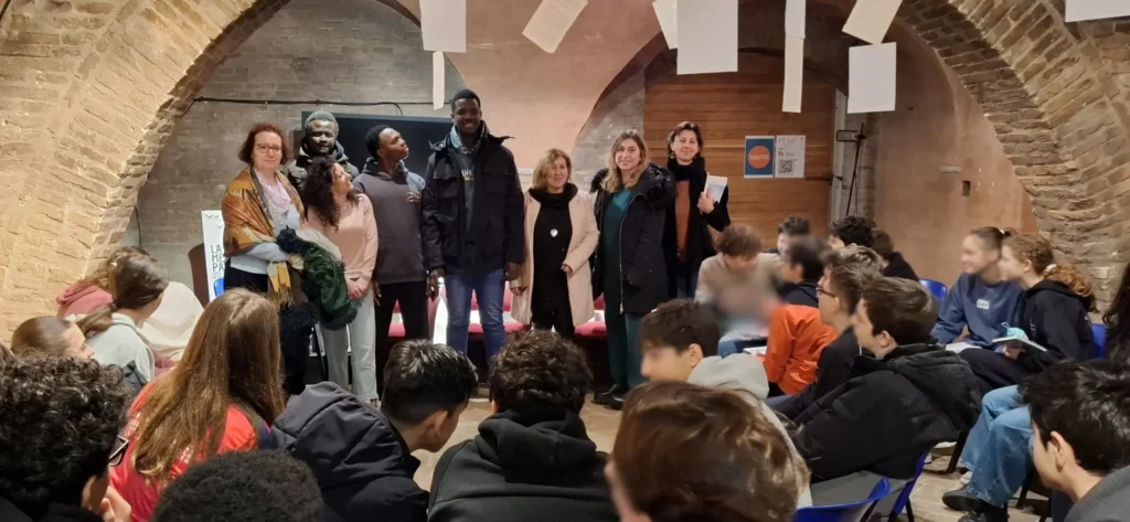 Studenti, docenti ed educatori con i protagonisti delle storie in mostra