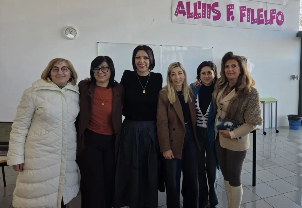 Nicoletta Verna con le insegnanti del Filelfo