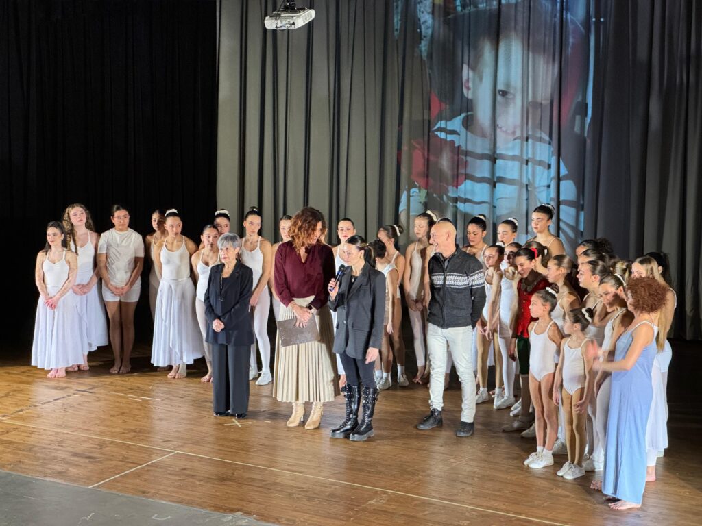 Il momento finale dello spettacolo Burattino di legno, anima di vento