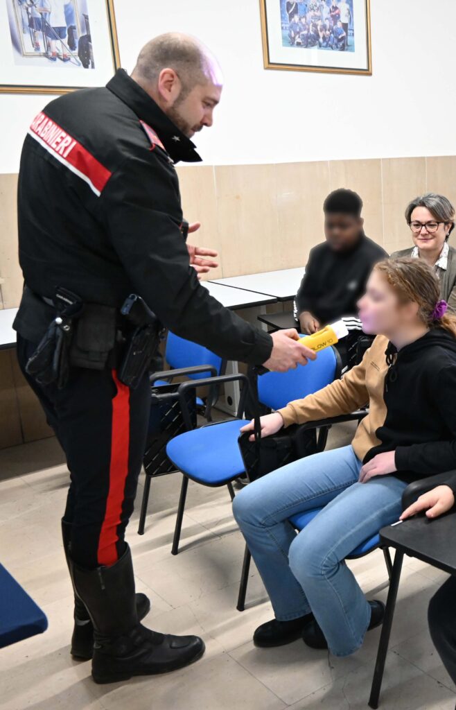visita ai carabinieri di Macerata per la scuola Mestica