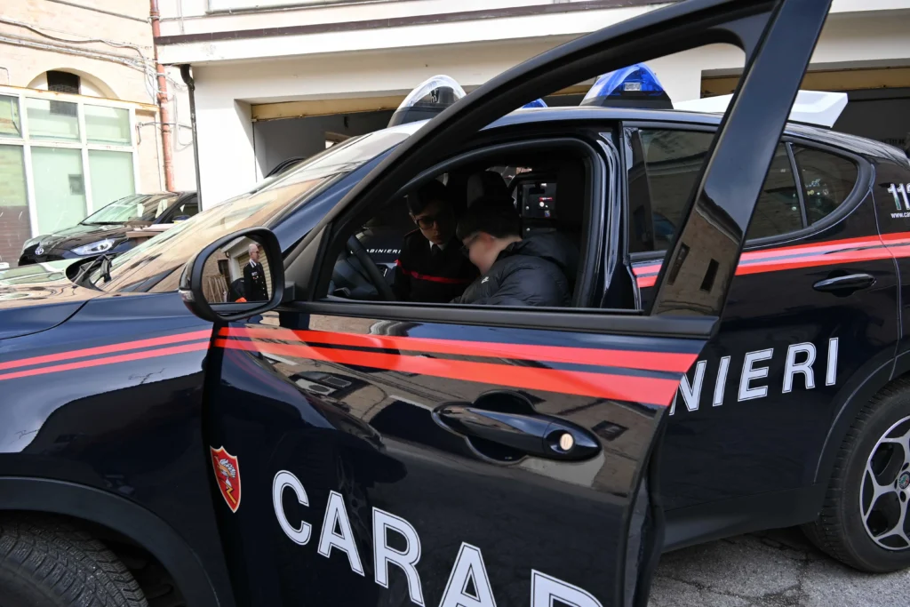 Studente sulle gazzelle dei carabinieri