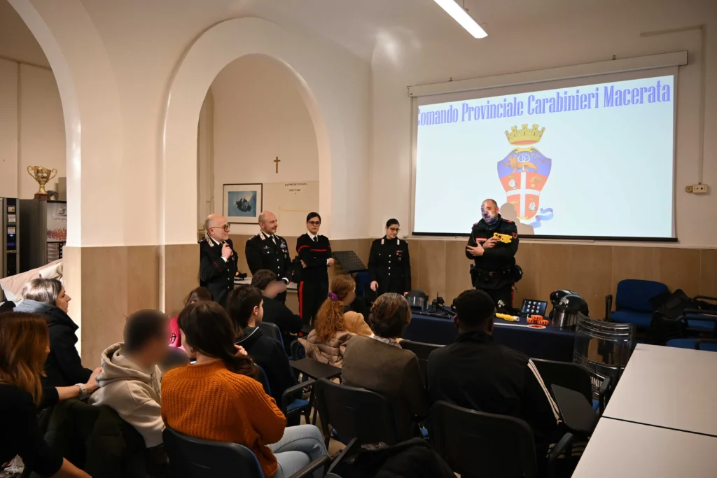 visita ai carabinieri di Macerata per la scuola Mestica