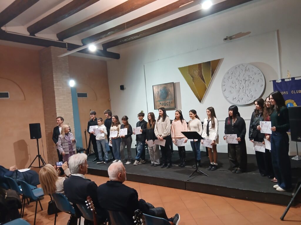 Da sinistra Adamo Angeletti, Maria Sabina Rommozzi e gli allievi e le allieve premiati
