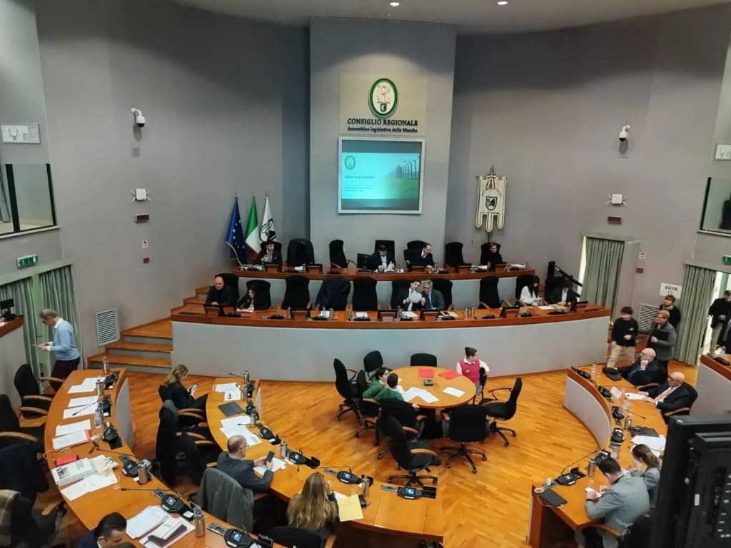 L'istituto Paladini di Treia in Consiglio regionale