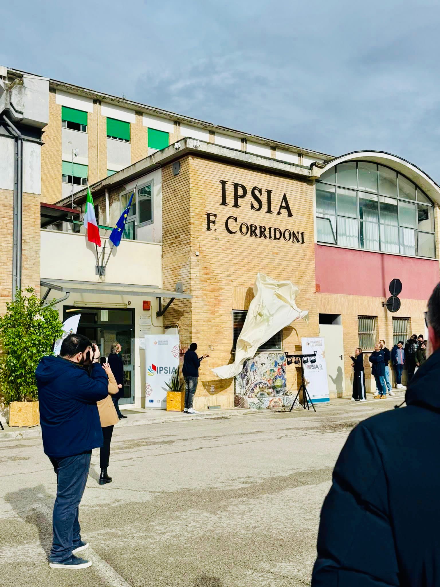 Studenti realizzano la nuova insegna della scuola