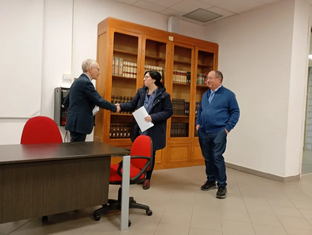 L'accordo tra il preside Francesco Rosati e la sindaca di Bolognola Cristina Gentili sul progetto ideato dal professor Ruggero Ruggieri