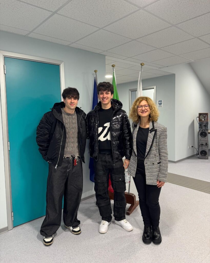 Leonardo Norscini e Vittorio Zenobi con gli studenti del Divini