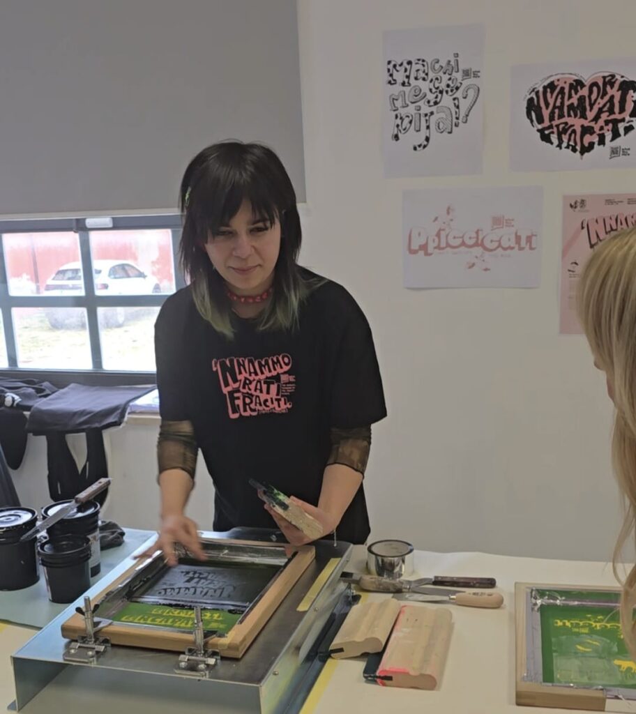 Cristiana Cestola nel laboratorio serigrafico di San Valentino