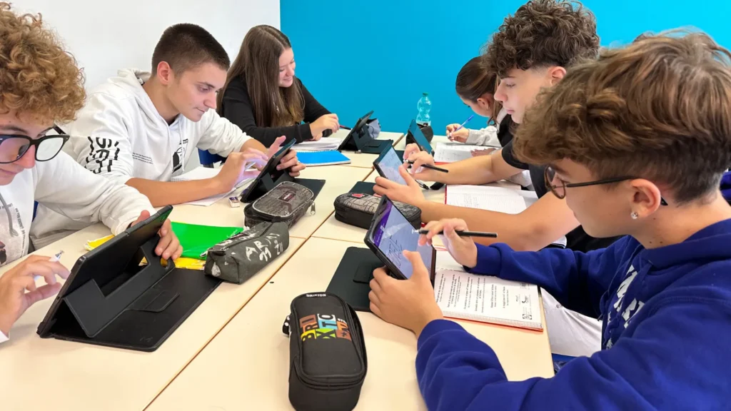 Studenti a lezione con progetto tablet in classe al Mattei
