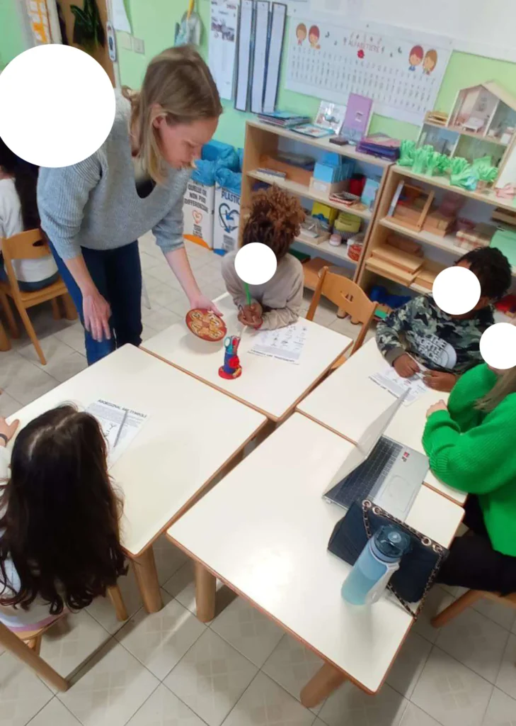 Studenti e studentess4 della Fermi-Montessori alla scoperta del mondo aborigeno con Camilla Murray