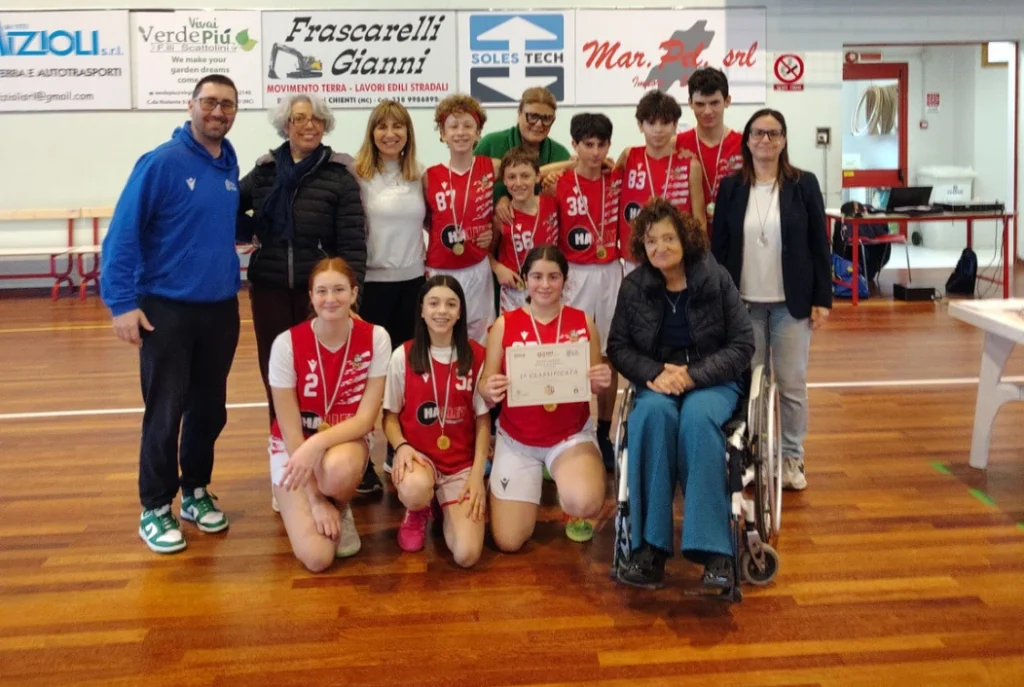 Studenti e studentesse dell'Istituto Enrico Mattei di Matelica che hanno partecipato ai giochi della gioventù pallavolo 