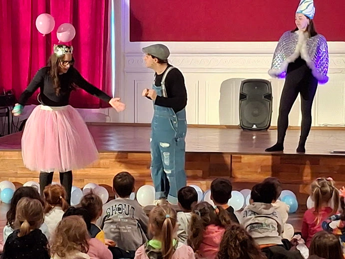 Lo spettacolo di Giovannino perdigiorno per le studentesse e gli studenti dell'Istituto Baldoni di Recanati