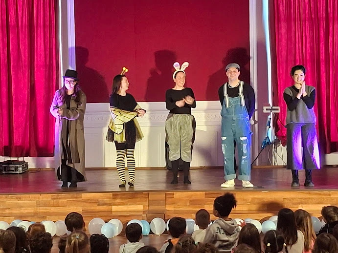 Lo spettacolo di Giovannino perdigiorno per le studentesse e gli studenti dell'Istituto Baldoni di Recanati