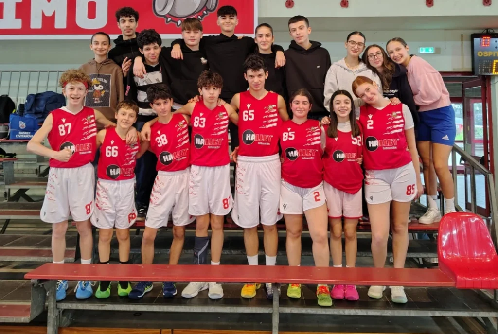 Studenti e studentesse dell'Istituto Enrico Mattei di Matelica che hanno partecipato ai giochi della gioventù basket