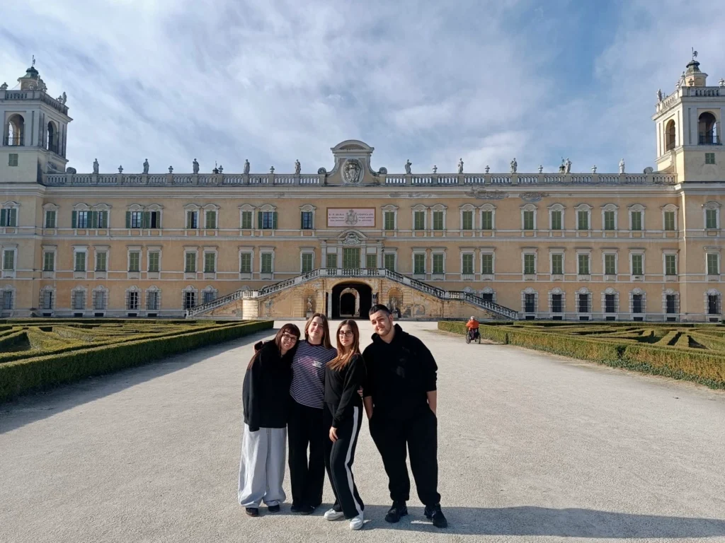 Studenti e studentesse dell'Istituto Alberghiero Varnelli di Cingoli durante il progetto di PCTO ad Alma