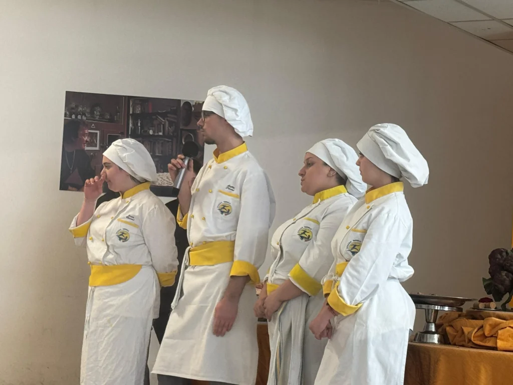 Le studentesse e gli studenti della 5T dell'alberghiero di Cingoli che conquistano l'oro grazie alla "Mela nel sacco"