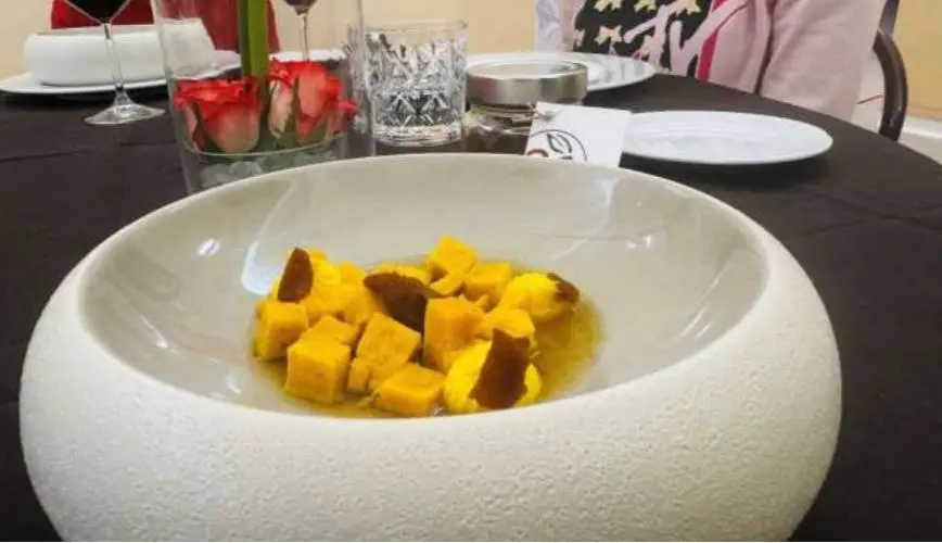 Le studentesse e gli studenti della 5T dell'alberghiero di Cingoli che conquistano l'oro grazie alla "Mela nel sacco"