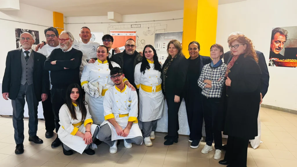 Le studentesse e gli studenti della 5T dell'alberghiero di Cingoli che conquistano l'oro grazie alla "Mela nel sacco"